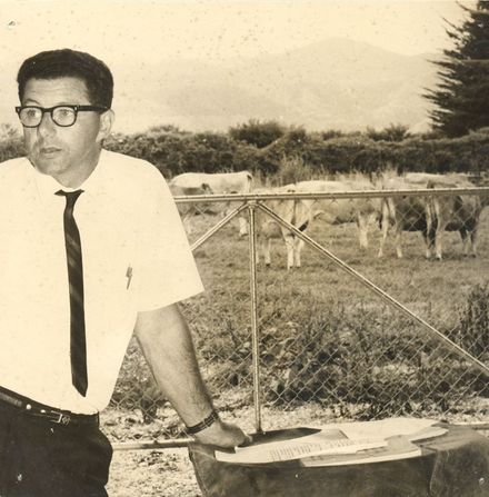 Mr Daniel, facial eczema lecture in field, 1968 - Resource cover image