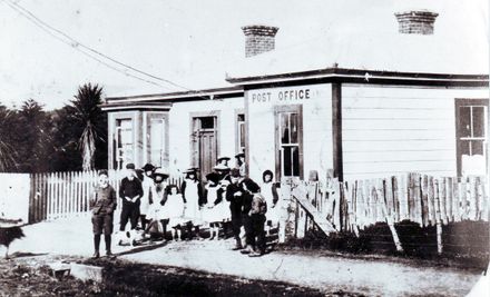 Group of unidentified children outside Shannon Post Office, c.1906 - Resource cover image