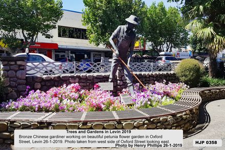 Bronze Statue Chinese Gardener in Oxfors Street, levin 2019