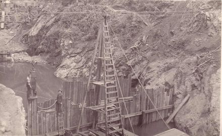 Building temporary coffer dam with sheet piling, Mangahao, 1920's - Resource cover image