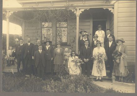 Ransom wedding party at Kent Street house, 1920
