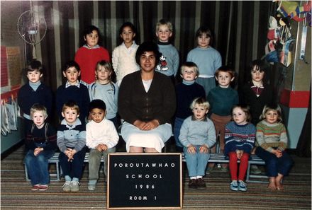 Poroutawhao School Junior Class Photo 1986 - Resource cover image