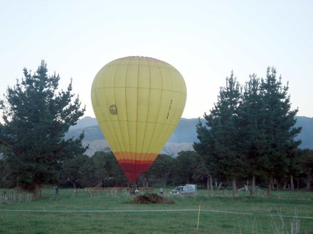 Friday Afternoon - Balloons landing Arapaepae Road, Levin - Resource cover image