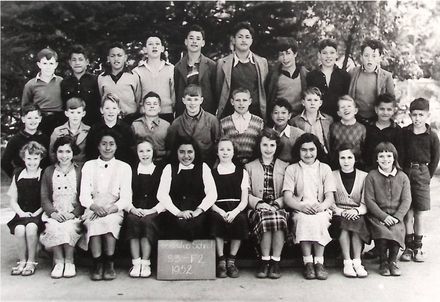 Poroutawhao School Senior Class Photo 1952