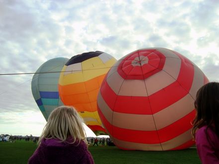 2011 Balloons - Friday afternoon lineup of 3 balloons inflating at Donnelly Park Levin - Resource cover image
