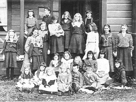 Norwood School, Queen St., Levin, 1904