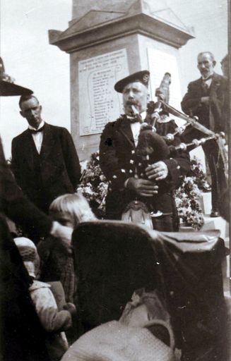 Piper and dignitaries on steps of Shannon War Memorial, Anzac Day 1924