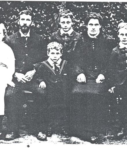 Thomas & Catherine King with their 4 eldest children, c.1895