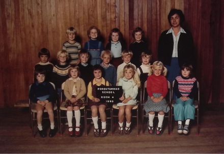 Poroutawhao School Juniors Class Photo 1980 - Resource cover image