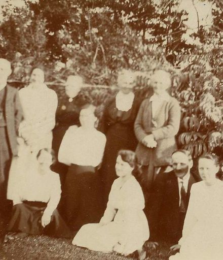 Family group at Te Kara, Christmas Day, 1918