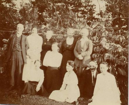 Family group at Te Kara, Christmas Day, 1918