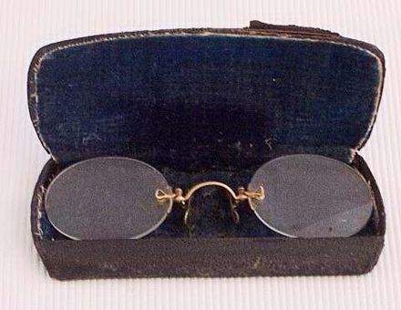 Pincenez glasses
