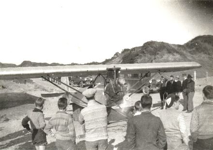 Jack Butler's plane on Waitarere Beach - Resource cover image