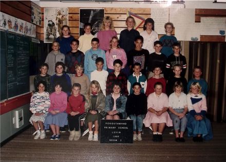 Poroutawhao School Rm 3 Class Photos 1989 - Resource cover image