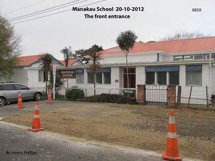 IMG_0850  Manakau School, The front entrance   20-10-2012