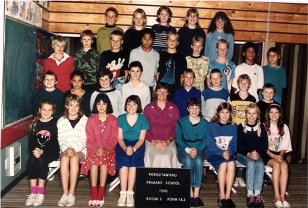 Poroutawhao School Senior Class Photo 1990 - Resource cover image