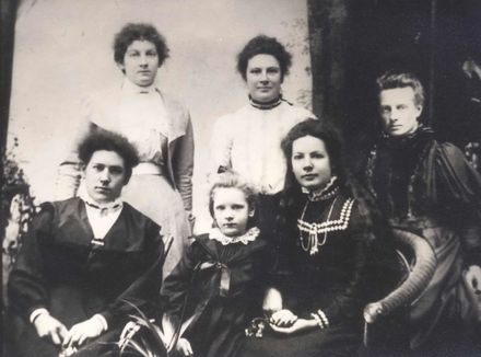 6 females (unidentified) of same family ?