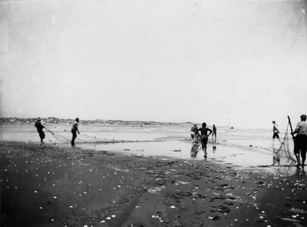 Net fishing, Hokio Beach, 1905