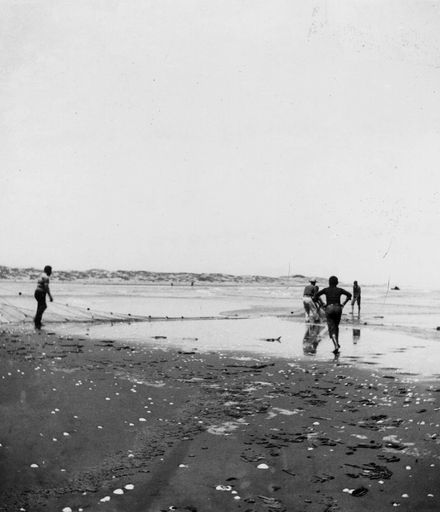 Net fishing, Hokio Beach, 1905