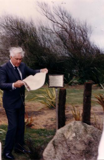 Flax walk opening - Sir Paul Reeves with unveiled plaque, 1990