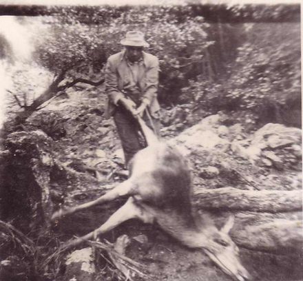 Herb Kilmister with dead deer, 1940