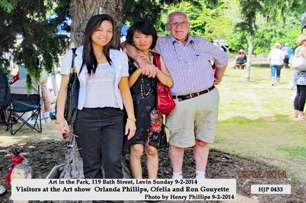 HJP 0433 Art in the Park, 119 Bath Street, Levin Sunday 9-2-2014 Visitors at the Art show Orlanda Phillips, Ofelia and Ron Gouyette