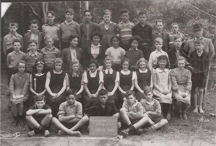 Poroutawhao School Senior Class Photo 1949