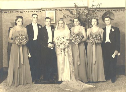 Wedding Party - Marjery (nee Amon) and Les Ransom, 1939