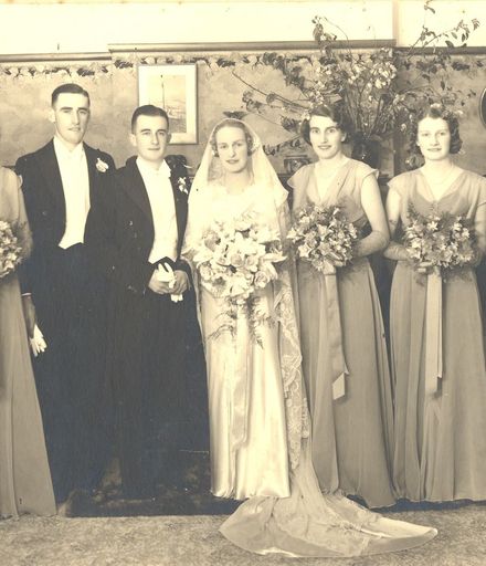 Wedding Party - Marjery (nee Amon) and Les Ransom, 1939