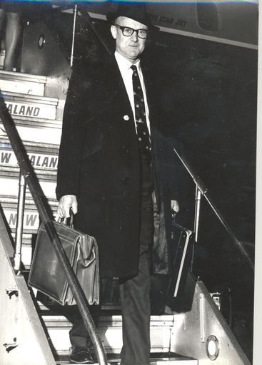 Unknown man exits aircraft, N.Z. ?