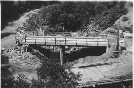 View of both bridges (old & new) over Tramway Creek, Mangahao, 1936