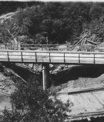 View of both bridges (old & new) over Tramway Creek, Mangahao, 1936