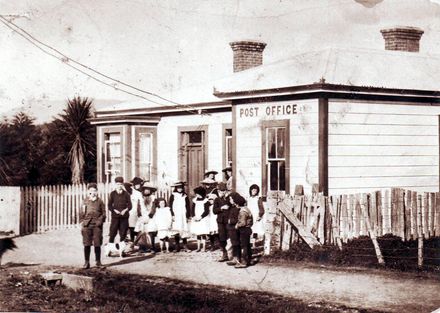 Group of unidentified children outside Shannon Post Office, c.1906 - Resource cover image