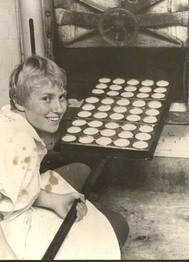 Raewyn Smith, apprentice pastry cook, 1969 - Resource cover image