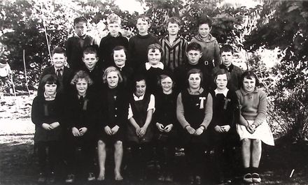 Poroutawhao School Middle Class Photo 1937 - Resource cover image