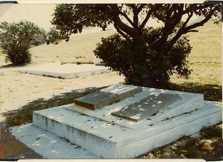 Graves, Ihakara Gardens