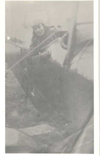 Plane crash landed in Waikawa Beach Road, Manakau, 1930