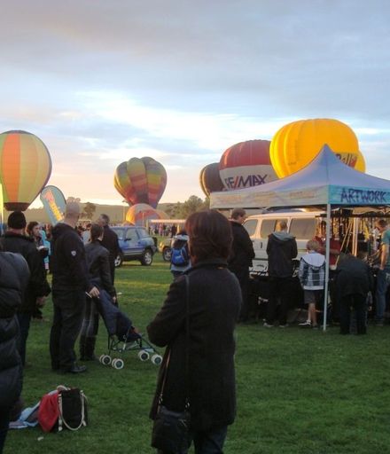 Balloons 2011 - Sat afternoon crowd gathering for the Night Glow at Donnelly Park, Levin