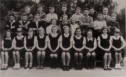 Poroutawhao School Senior Class Photo 1941 - Resource cover image