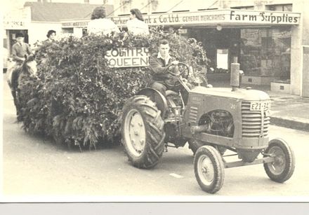 Queen Carnival (closing) Parade - Country Queen Float