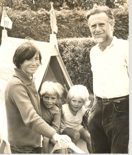 Mr Titman & family on pro-Vietnam walk, 1968 - Resource cover image