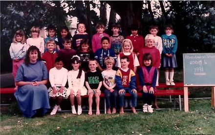 Poroutawhao School Room 4 Class Photo 1991