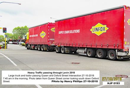 HJP 0193 Large truck and trailor passing Queen and Oxford Street Intersection 27-10-2018 7.45 am