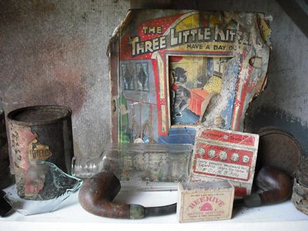 boks and pipes and match box ( evan 2 spent matches in side)