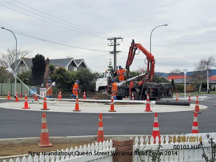 New roundabout Queen St Weraroa Road Levin 2014 HJP00101