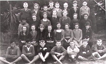 Poroutawhao School Seniors Class Photo 1936 - Resource cover image