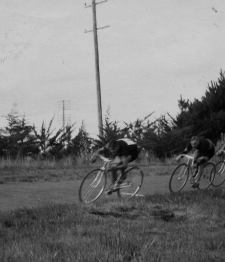 Cyclists at Victoria Park
