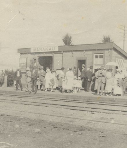 Manakau Railway Station with large group of people