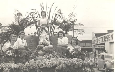 Queen Carnival Parade - Main Float - Country Queen