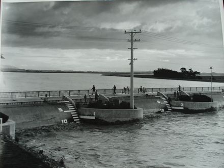 Flood Water, Moutoa Sluice Gates